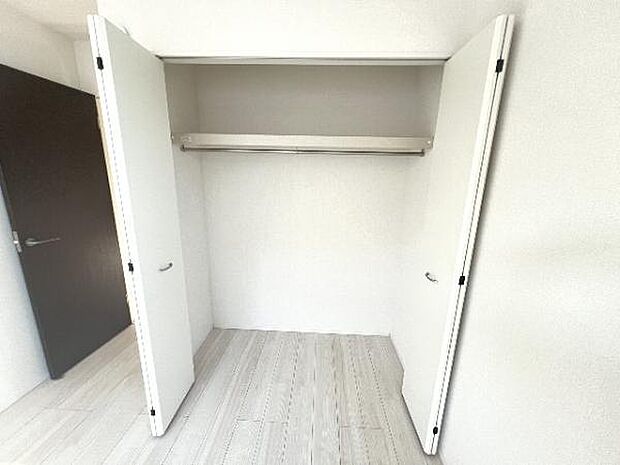 中の物を確認しやすく、取り出しやすい収納スペース。お部屋を広々とお使いいただけます。