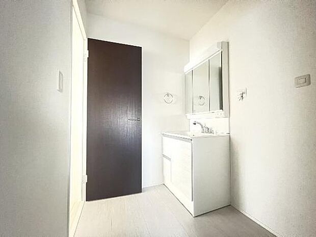 快適で清潔感がある脱衣スペースです。