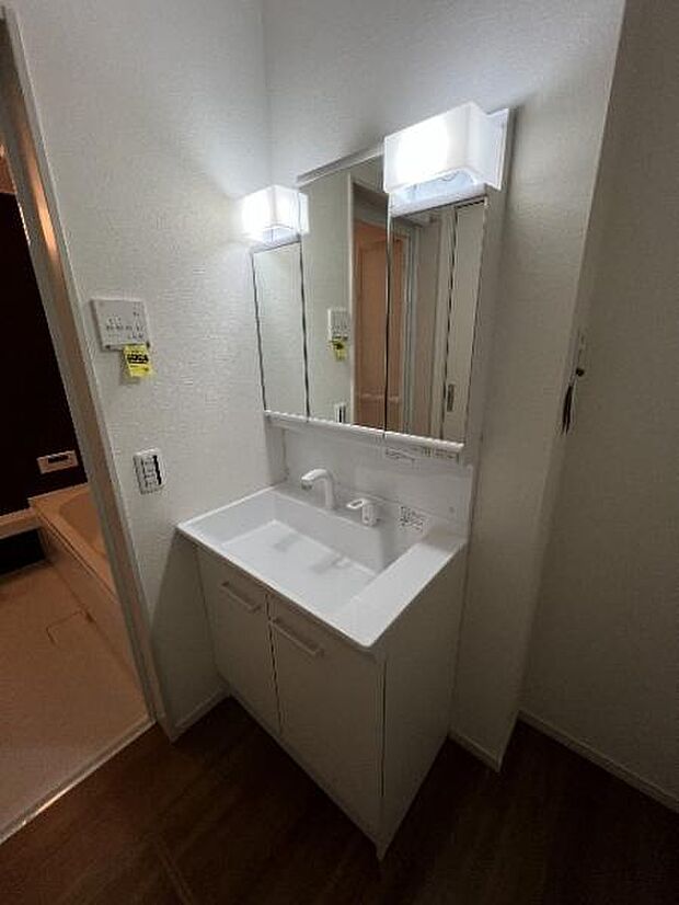 シャワー付き洗面化粧台です。手軽にシャンプーができ、お掃除もしやすいですね。