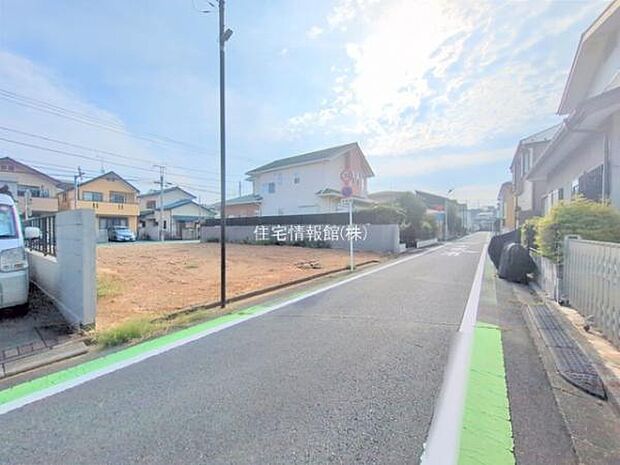 前面道路を含めた現地写真です。