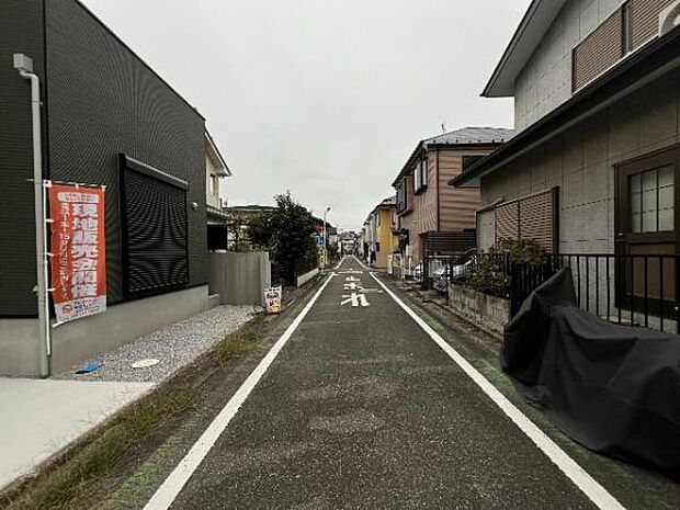 前面道路を含めた現地写真です。
