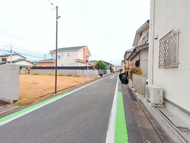 前面道路を含めた現地写真です。