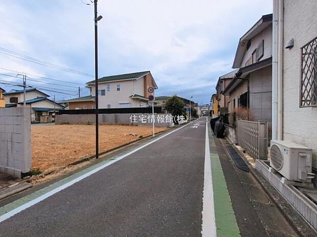 前面道路を含めた現地写真です。
