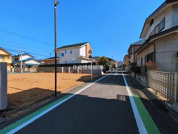 前面道路を含めた現地写真です。