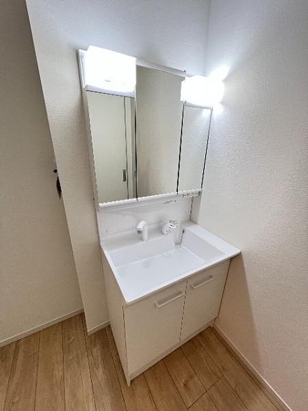 シャワー付き洗面化粧台です。手軽にシャンプーができ、お掃除もしやすいですね。