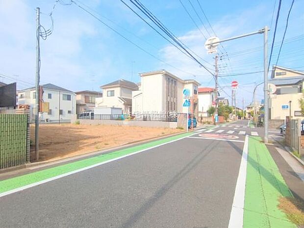 前面道路を含めた現地写真です。