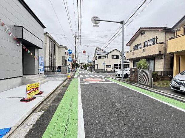 前面道路を含めた現地写真です。