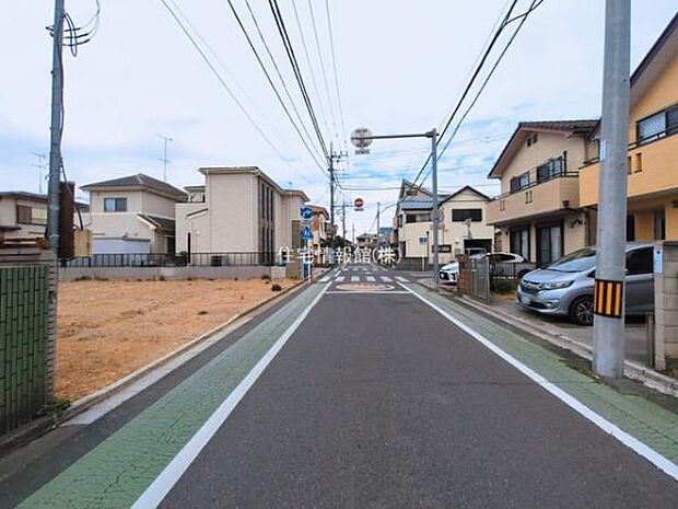 前面道路を含めた現地写真です。