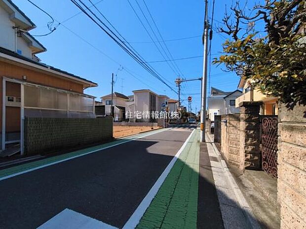 前面道路を含めた現地写真です。