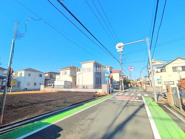 前面道路を含めた現地写真です。