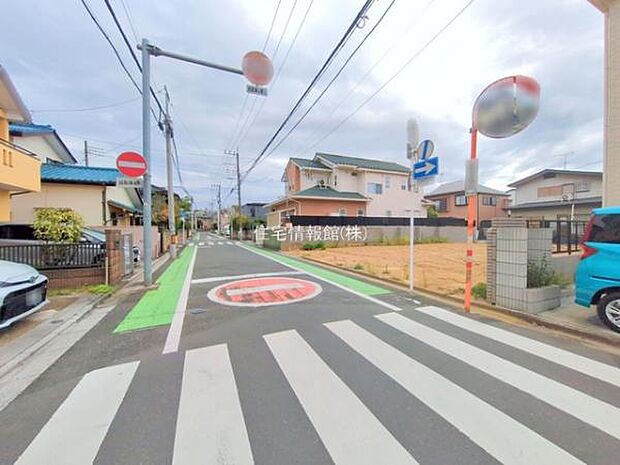 前面道路を含めた現地写真です。