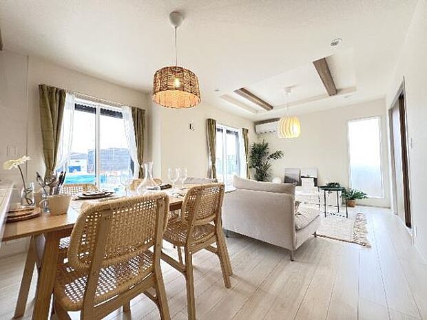 暖かな日差しが差し込むリビングダイニングです。