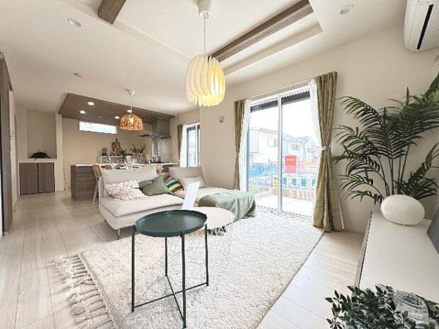 明るい日差しが入る風通しの良いリビングです。