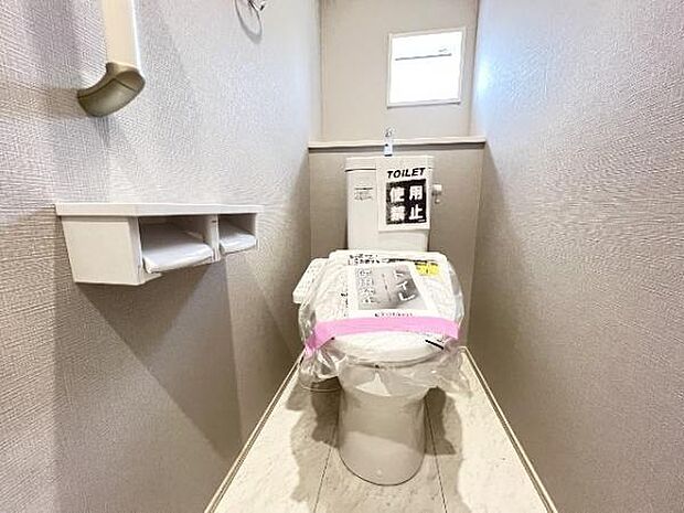 シャワー洗浄機能付のトイレは、清潔感が印象的な空間ですね。