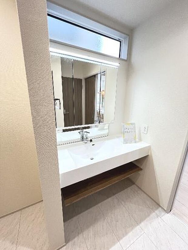 シャワー付き洗面化粧台です。手軽にシャンプーができ、お掃除もしやすいですね。