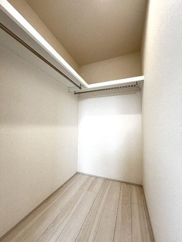 ウォークインクローゼットがあり収納スペースも豊富。季節物もスッキリ片付きそうです。