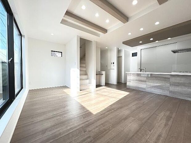 明るい日差しが入る風通しの良いリビングです。