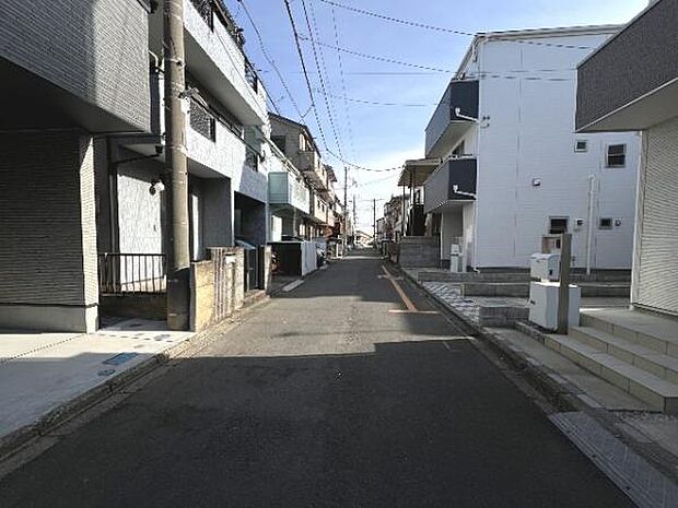 前面道路を含めた現地写真です。