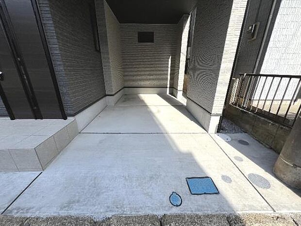 駐車場です。前面道路との高低差も少なく、スムーズに出入りできます。