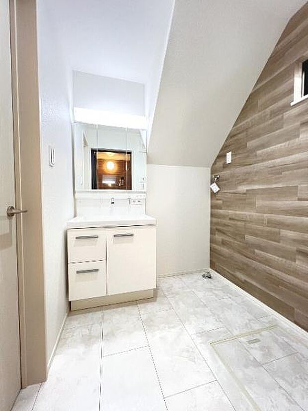 快適で清潔感がある脱衣スペースです。