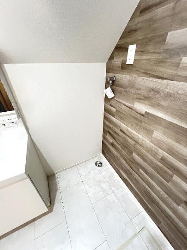 独立洗面台の横にはランドリースペースがございます。