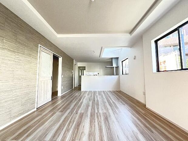 明るい日差しが入る風通しの良いリビングです。