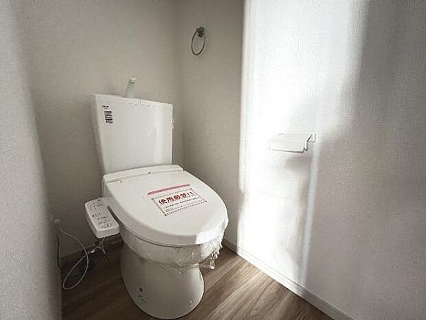 シャワー洗浄機能付のトイレは、清潔感が印象的な空間ですね。