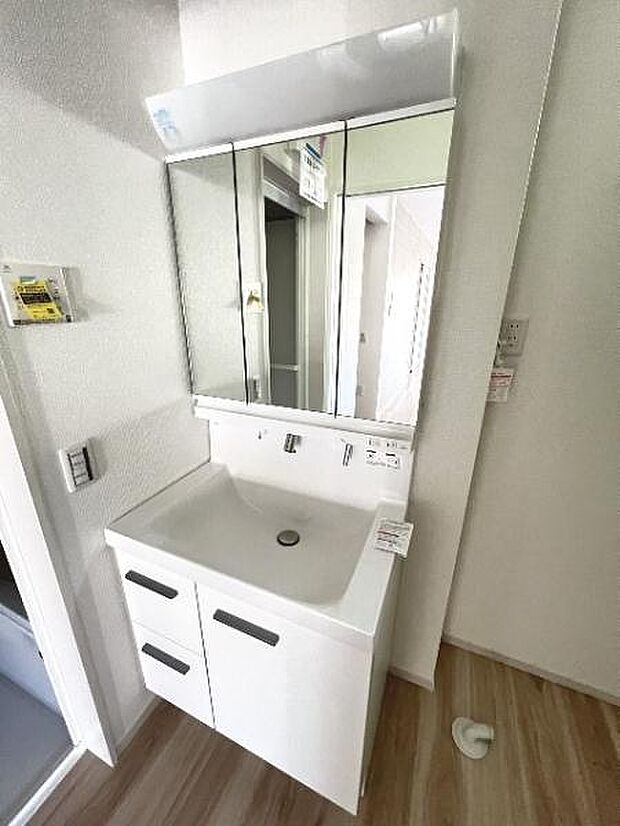 シャワー付き洗面化粧台です。手軽にシャンプーができ、お掃除もしやすいですね。