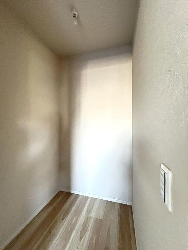 ウォークインクローゼットがあり収納スペースも豊富。季節物もスッキリ片付きそうです。