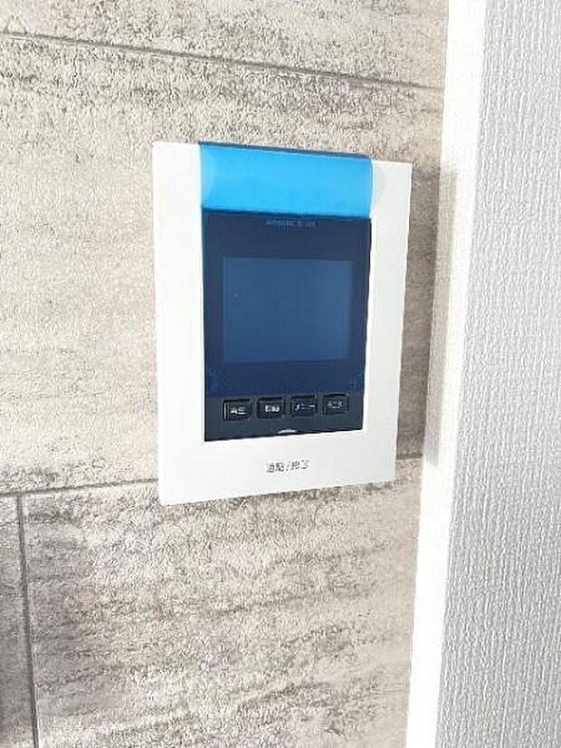 訪問者が一目で分かるTVモニタ付きインターフォンを装備した心強さも魅力なお住まいです。