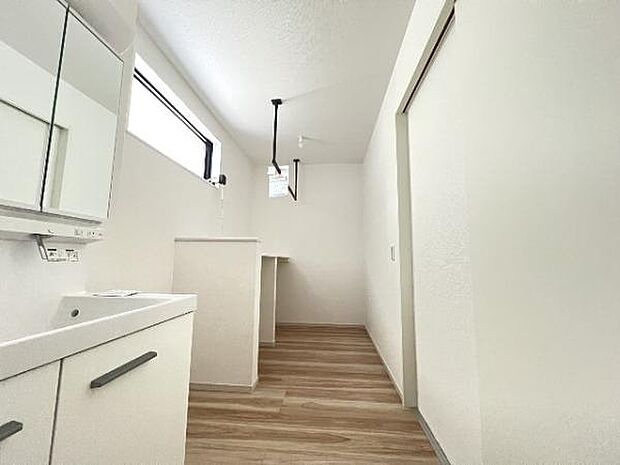 快適で清潔感がある脱衣スペースです。