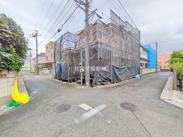 前面道路を含めた現地写真です。