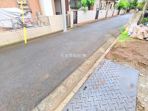 前面道路を含めた現地写真です。