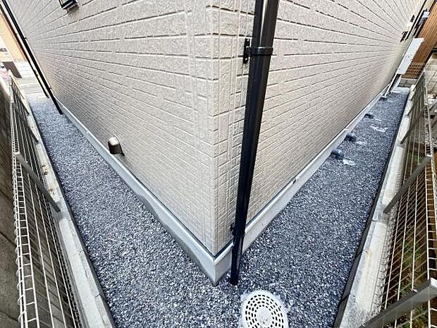 敷地内は砂利敷きで防犯面も安心できそうです。