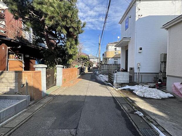 前面道路を含めた現地写真です。