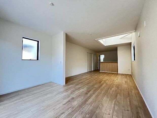 明るい日差しが入る風通しの良いリビングです。