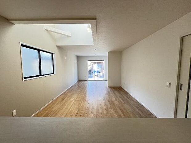 キッチンからリビングが見渡せ、お料理中もご家族の様子を見守れます