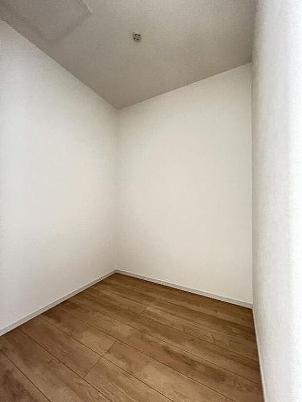 ウォークインクローゼットがあり収納スペースも豊富。季節物もスッキリ片付きそうです。