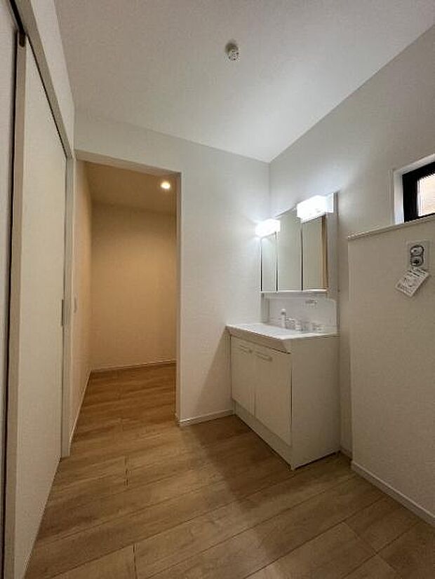 快適で清潔感がある脱衣スペースです。