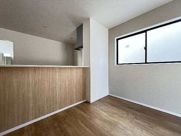 キッチン正面にダイニングセットを配置することで、配膳もスムーズに。調理中も会話を楽しめます。