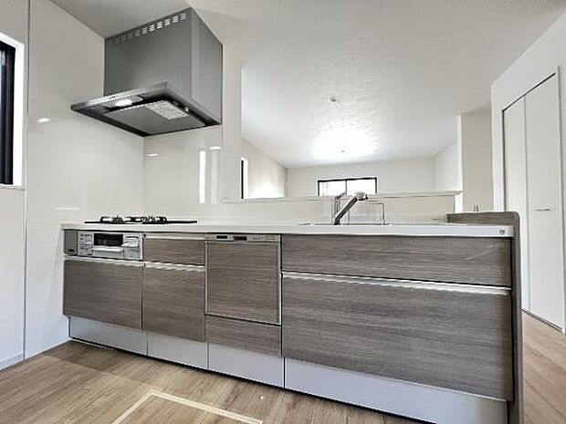 ご家族を見守りながら家事が捗る対面式キッチン。お料理をしながらご家族のサポートも可能です。