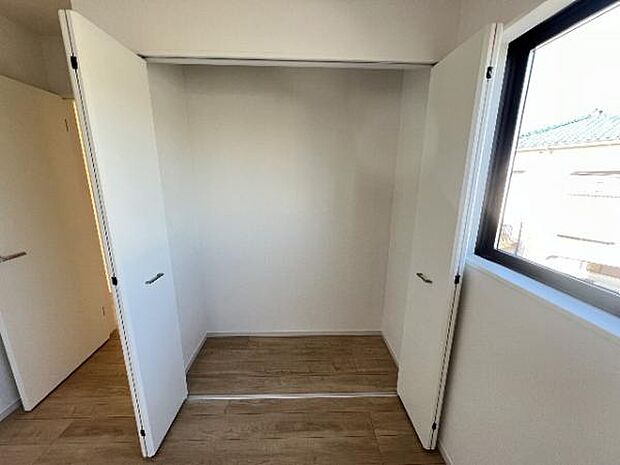 いつでもお部屋をスッキリお使い頂ける収納スペースを設置。