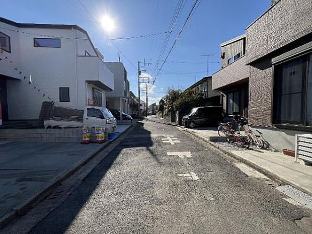 前面道路を含めた現地写真です。