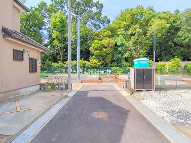 前面道路を含めた現地写真です。