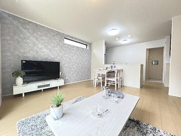 明るい日差しが入る風通しの良いリビングです。