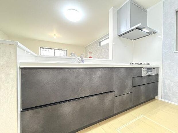 作業スペースが広く家事動線をゆったりと確保できるキッチンです。