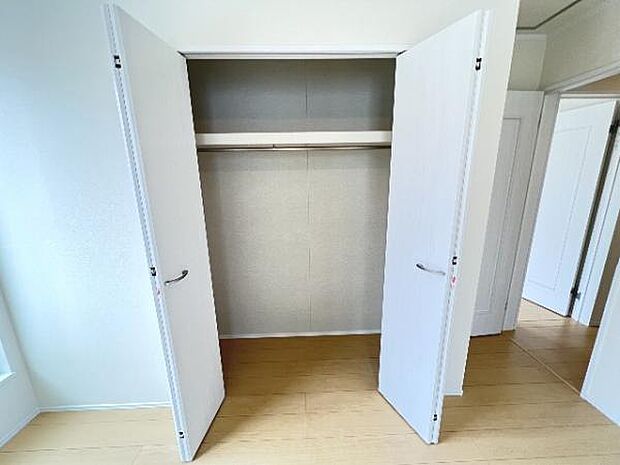 いつでもお部屋をスッキリお使い頂ける収納スペースを設置。