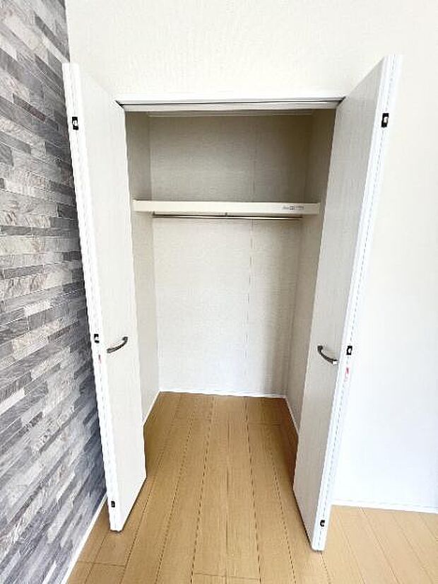 いつでもお部屋をスッキリお使い頂ける収納スペースを設置。