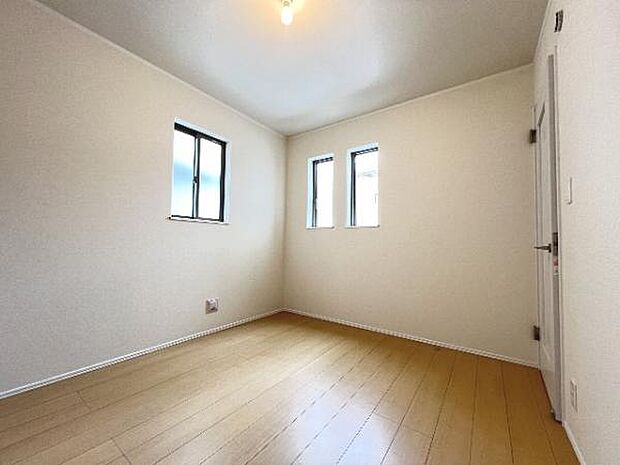 2面採光を確保した室内は、明るく風通しも良く、大変居心地の良い空間となっております。