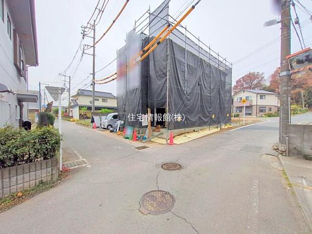 前面道路を含めた現地写真です。